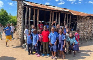  Un groupe d'amis à l'extérieur d'une école au Mozambique.