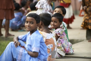 Des filles assises ensemble à l'extérieur de l'école.