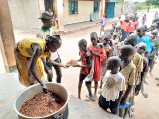 Un bénévole sert de la nourriture dans une école au Soudan du Sud.
