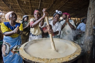 Cuisiniers bénévoles préparant la nourriture