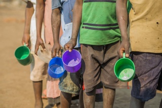 enfants attendant de la nourriture